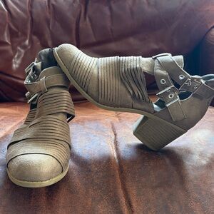 JG Ankle Booties Zip Up and Buckles Size 8